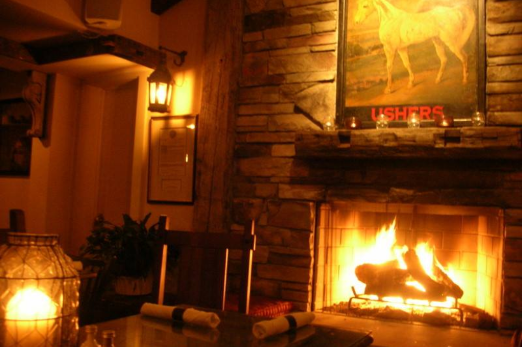 the-white-horse-country-pub-and-restaurant-new-preston-ct